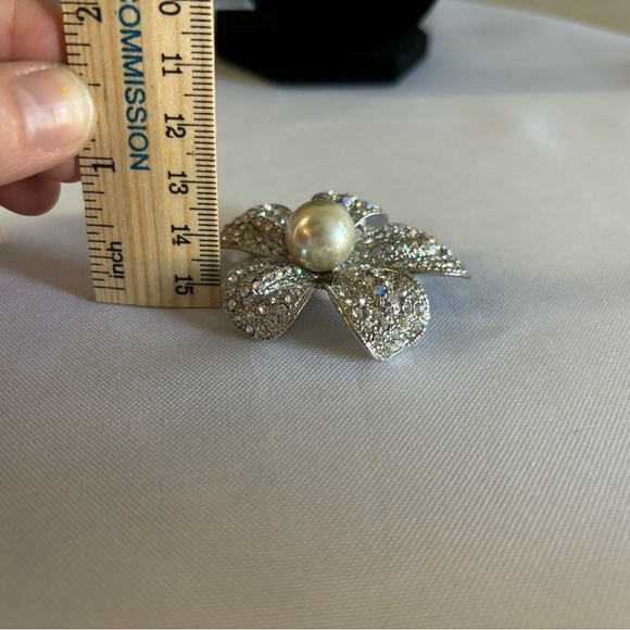 Premiere Designs flower and faux pearl brooch - Picture 4 of 4